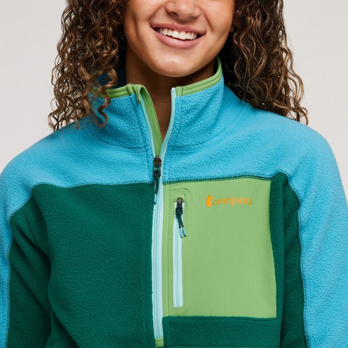 close up of pocket on chest of women's Cotopaxi Abrazo fleece Half-zip jacket