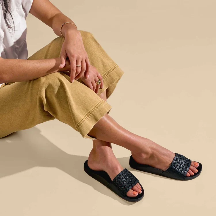 OluKai Kamola Sandals