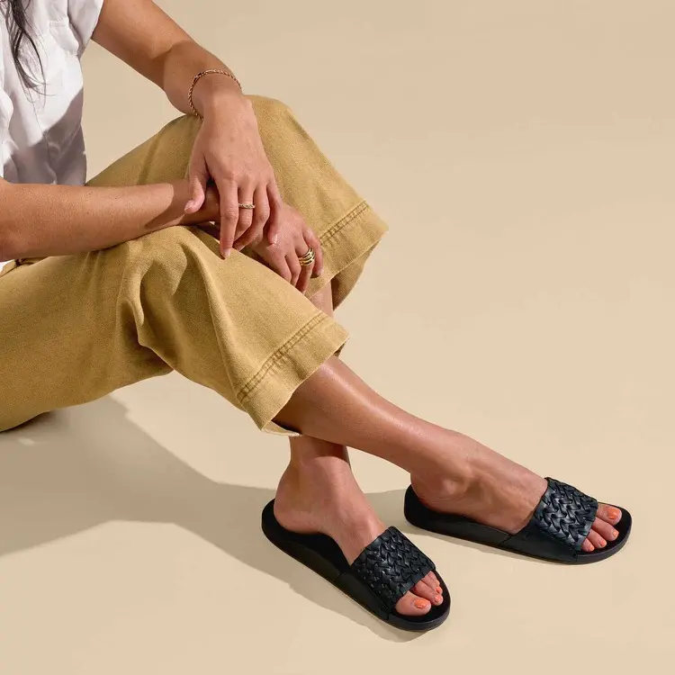 OluKai Kamola Sandals