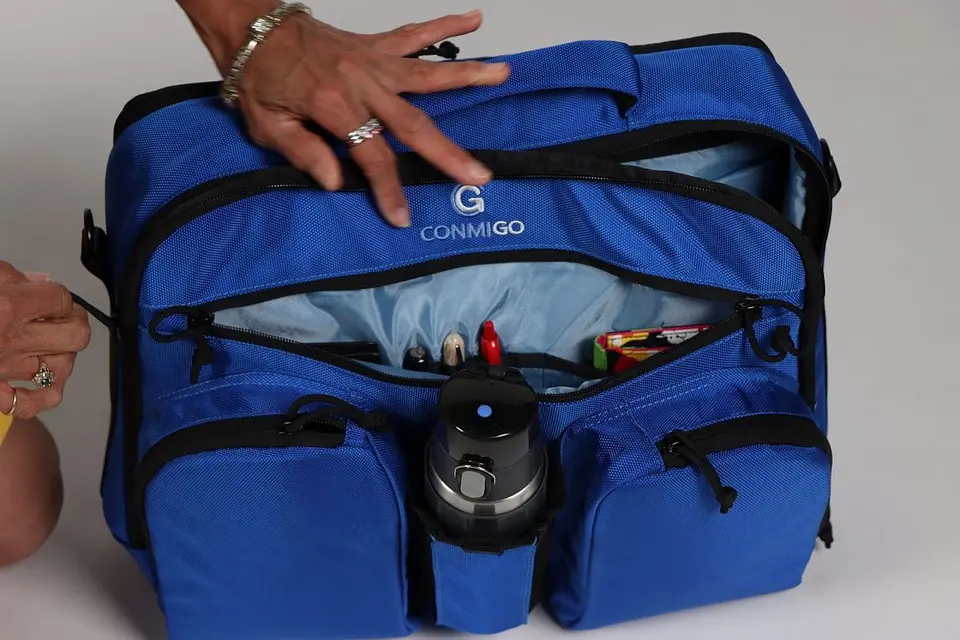 Conmigo ULTI Messenger bag in blue