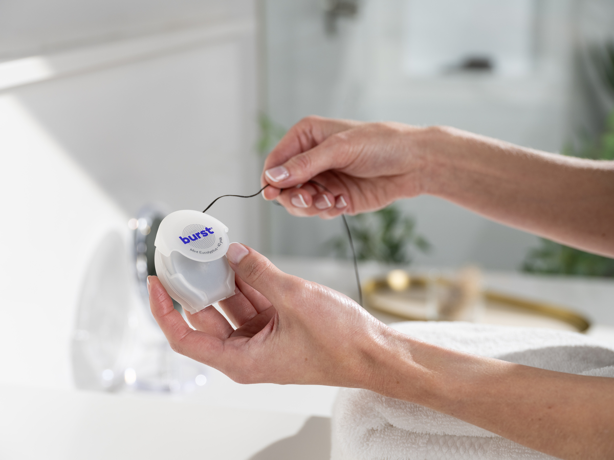  Burst Expanding Floss in hands